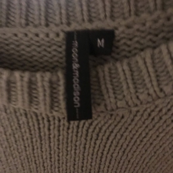 Green Sweater - Picture 4 of 4